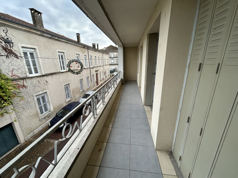 Maison de ville avec grand garage et cave