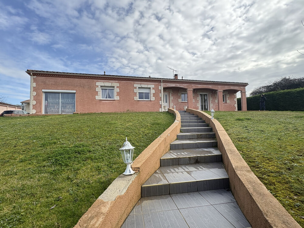 Maison de plain-pied avec terrain de 1 250 m2 et double garage