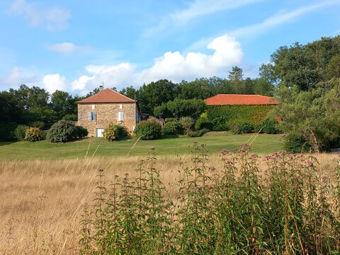   EXCLUSIVIT� - PROPRI�T� EN PIERRE DE 217 M2 HABITABLE AVEC GRANGE EN PIERRE DE 300 M2  SUR  9 HECTARES DE TERR Propri�t�/ch�teau - 8 pi�ce(s) - 217 m�