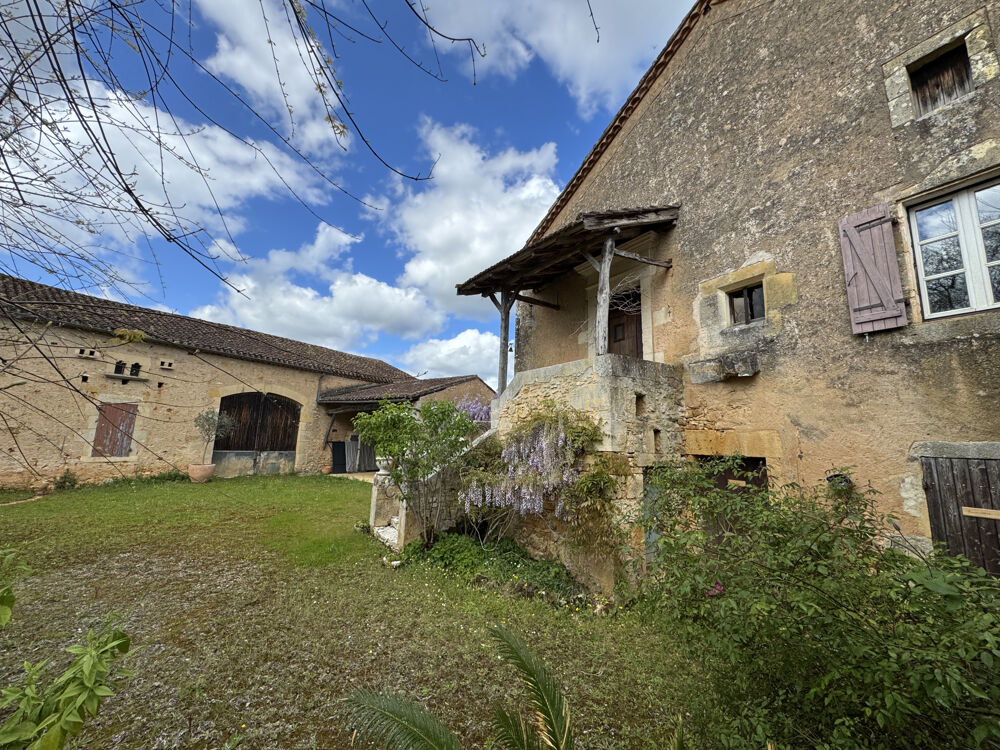 ANCIEN CORPS DE FERME AVEC ÉTANG ET SOURCE SUR 11 HECTARES