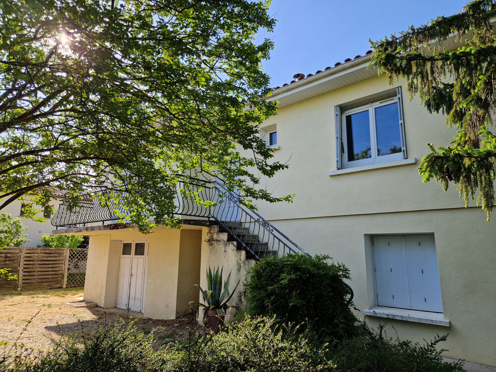 Dans un quartier calme, Maison sur sous-sol aménagé avec 4 chambres, terrain clos et arboré.