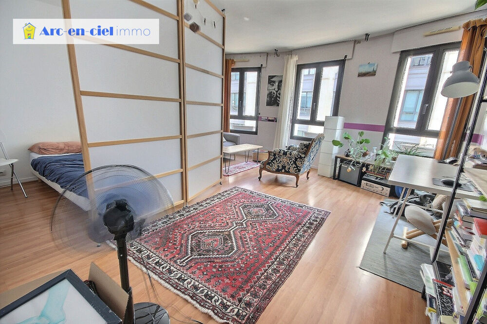 Vente Appartement Marché St Pierre pied de la Butte Montmartre Paris 18