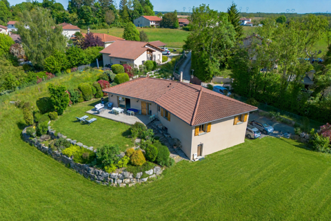   RARE BRESSOLLES 01360. Maison 225m2 au sol Grand Terrain Garage Vue Maison - 7 pi�ce(s) - 225 m�