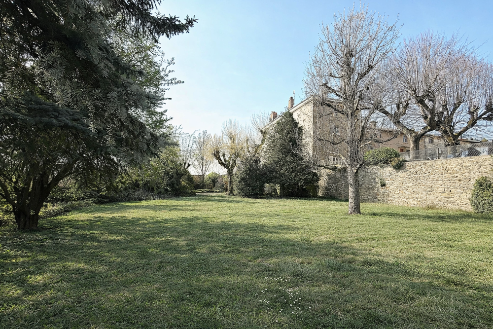 RARE NEUVILLE SUR SAONE. Appartement 137m2 hab env. terrasse, jardin, garage