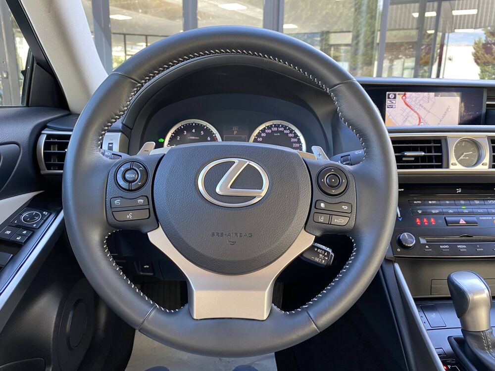IS III 300h Luxe 2013 occasion 78200 Buchelay