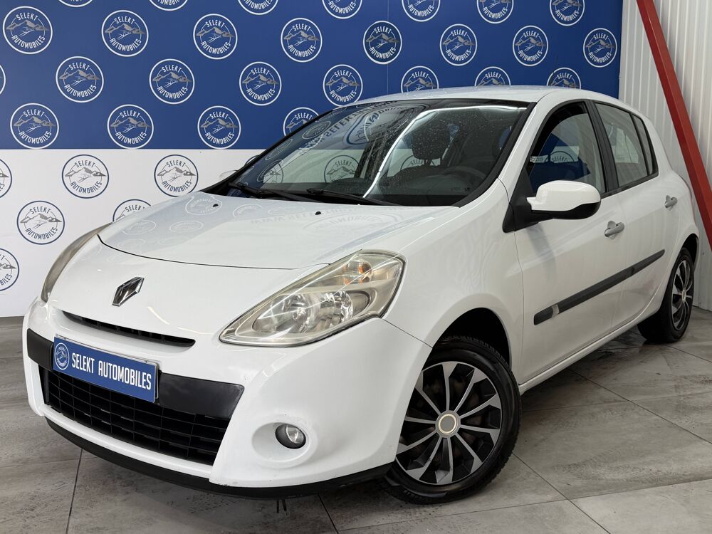 Clio RENAULT CLIO III PHASE 2 1.2 GPL ESSENCE eco2 75 CH 2011 occasion 38130 &Eacute;chirolles