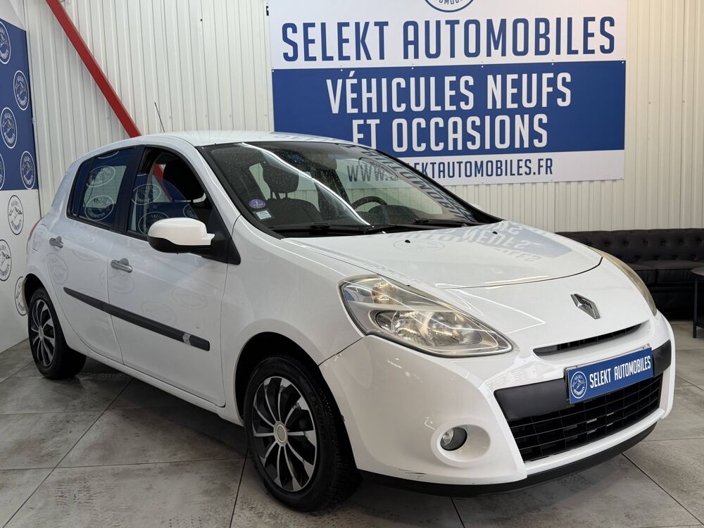 Clio RENAULT CLIO III PHASE 2 1.2 GPL ESSENCE eco2 75 CH 2011 occasion 38130 &Eacute;chirolles