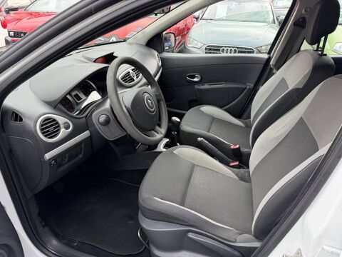 Clio RENAULT CLIO III PHASE 2 1.2 GPL ESSENCE eco2 75 CH 2011 occasion 38130 &Eacute;chirolles