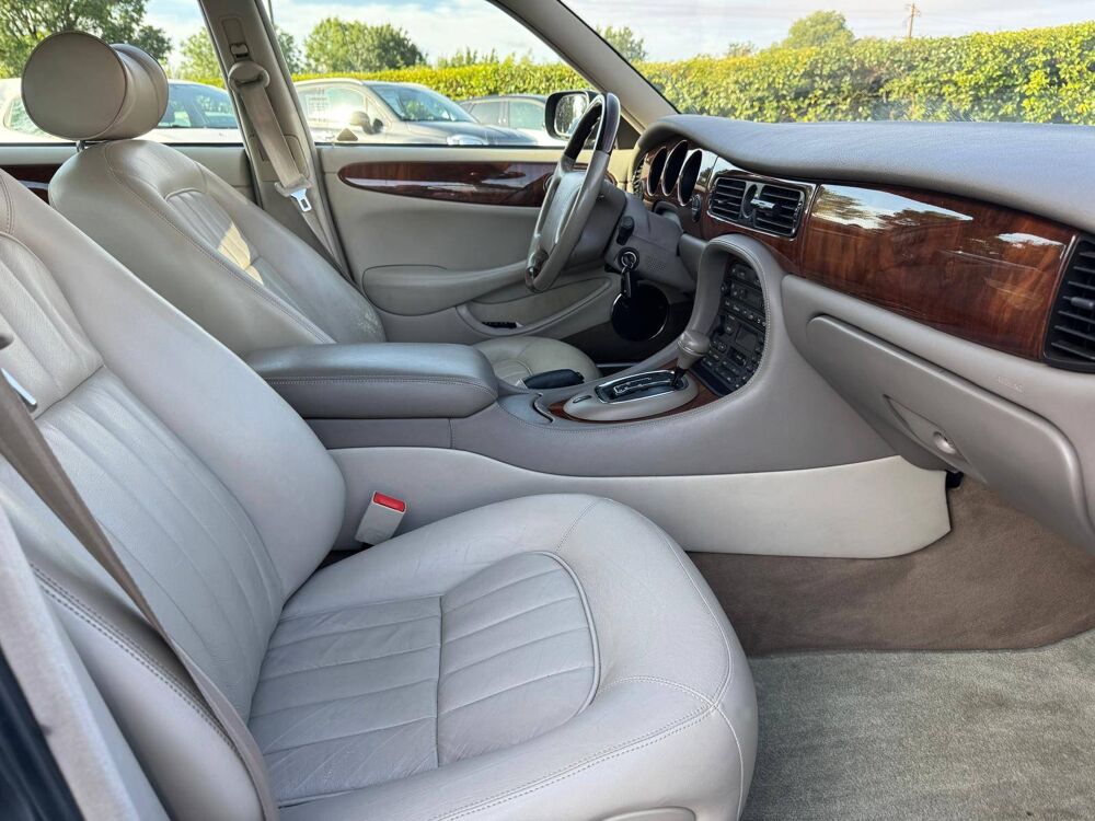XJ II 4.0 V8 Pack Classique BA 1998 occasion 17430 Tonnay-Charente