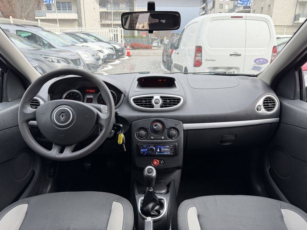 Clio RENAULT CLIO III PHASE 2 1.2 GPL ESSENCE eco2 75 CH 2011 occasion 38130 &Eacute;chirolles