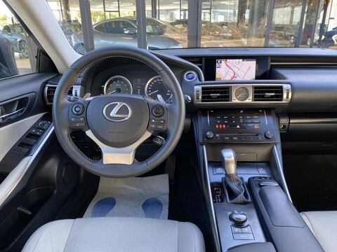 IS III 300h Luxe 2013 occasion 78200 Buchelay