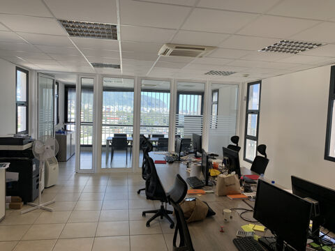 A la location chez ASTERIA, de beaux bureaux situés a... 3368 97490 Ste clotilde