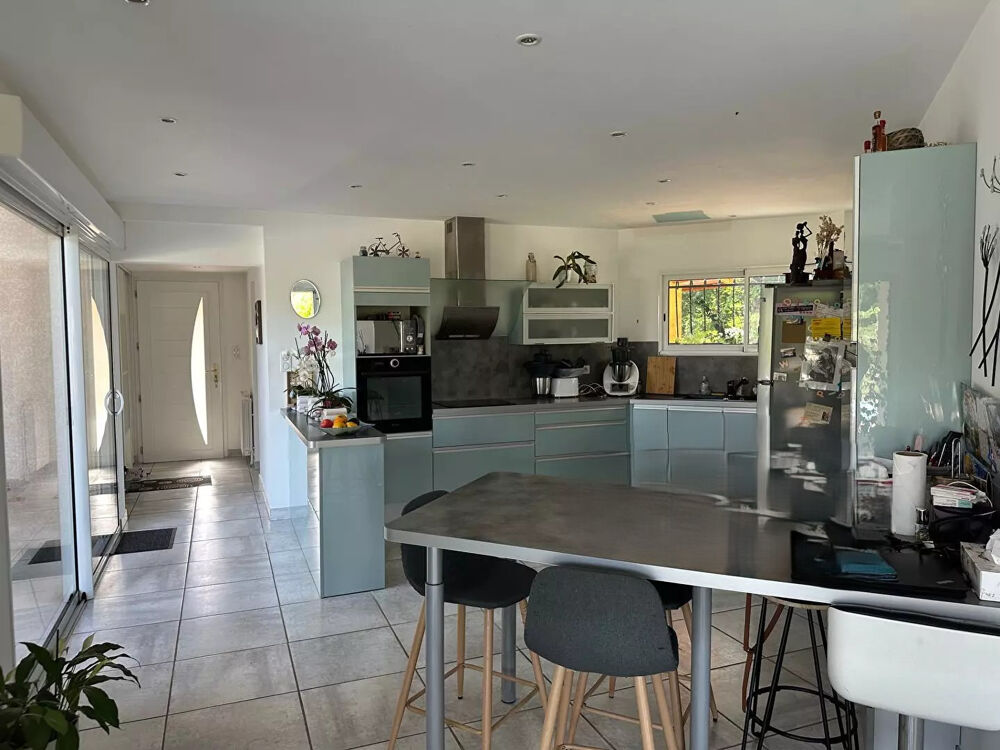 Maison 6 pièces superficie 190 m2 environ sur un terrain de 24040m2