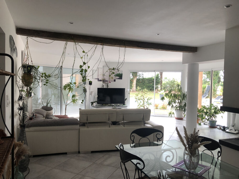 Maison 6 pièces superficie 190 m2 environ sur un terrain de 24040m2