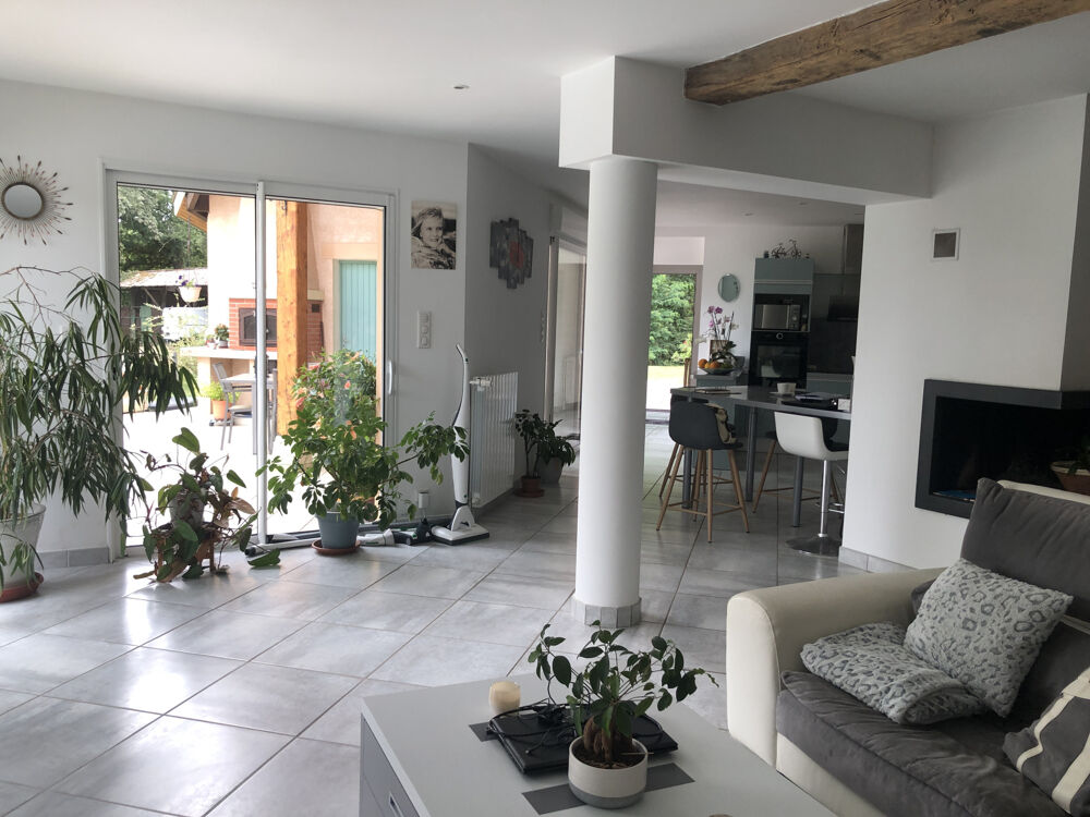 Maison 6 pièces superficie 190 m2 environ sur un terrain de 24040m2