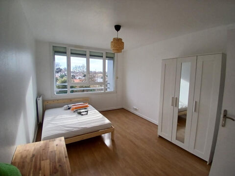   Colocation dans une grande chambre 