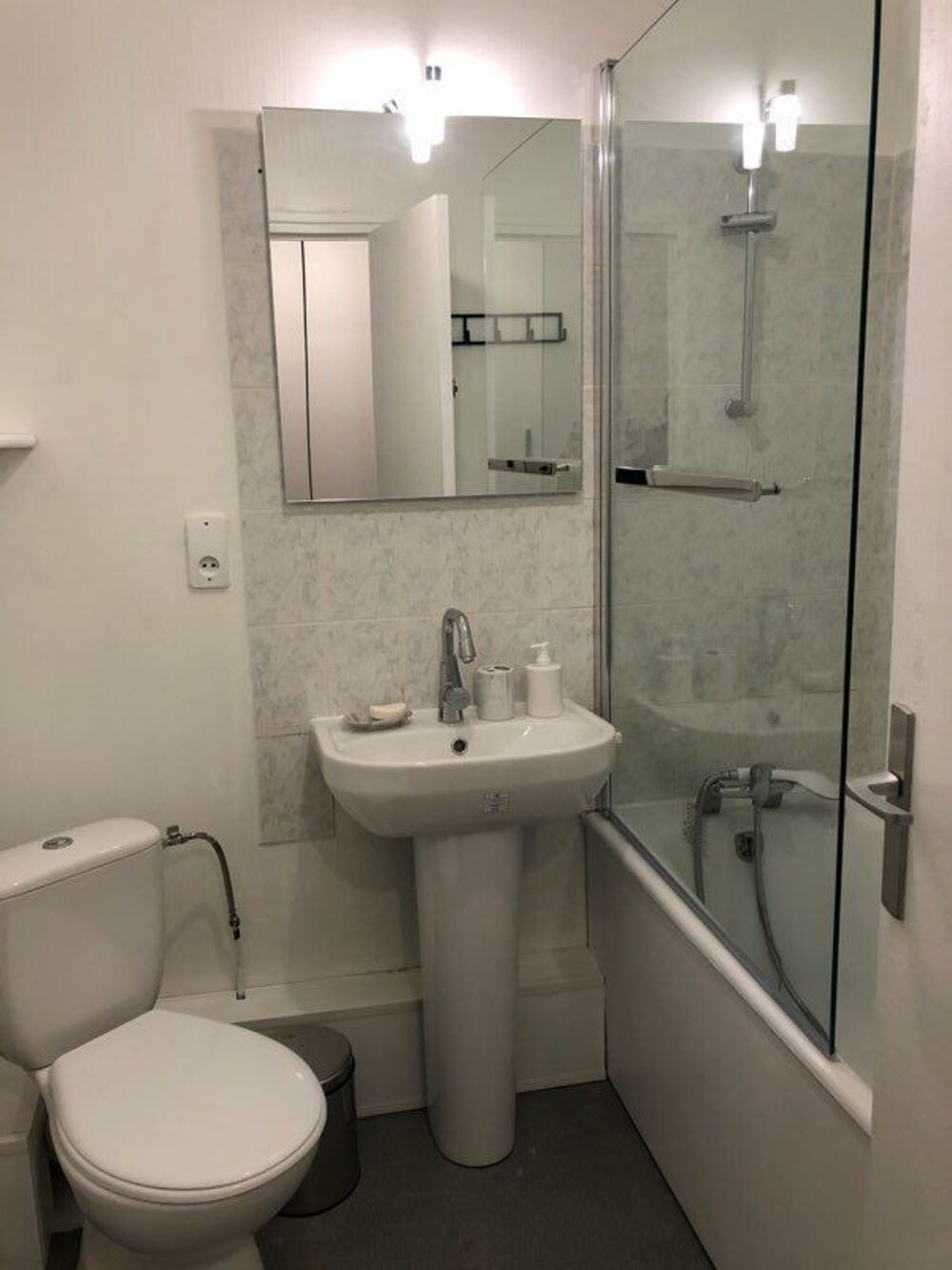 Location Appartement Beau studio meublé 27m² Lumineux et calme Parking Reims