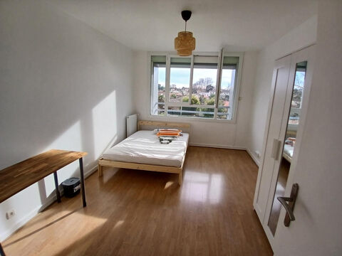   Colocation dans une grande chambre 