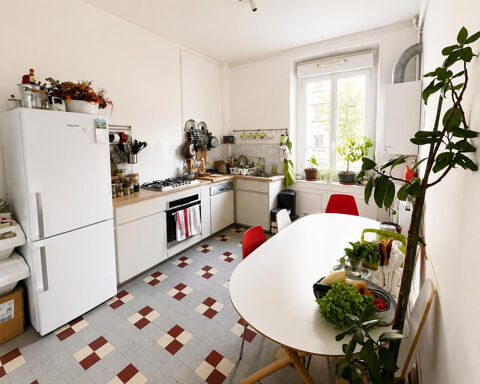   Chambre spacieuse et salon dans bel appartement 