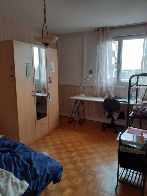   Chambre dans  F4 avec salon-séjour, quartier calme 