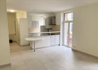 Appartement à louer 3 pièces 80 m²