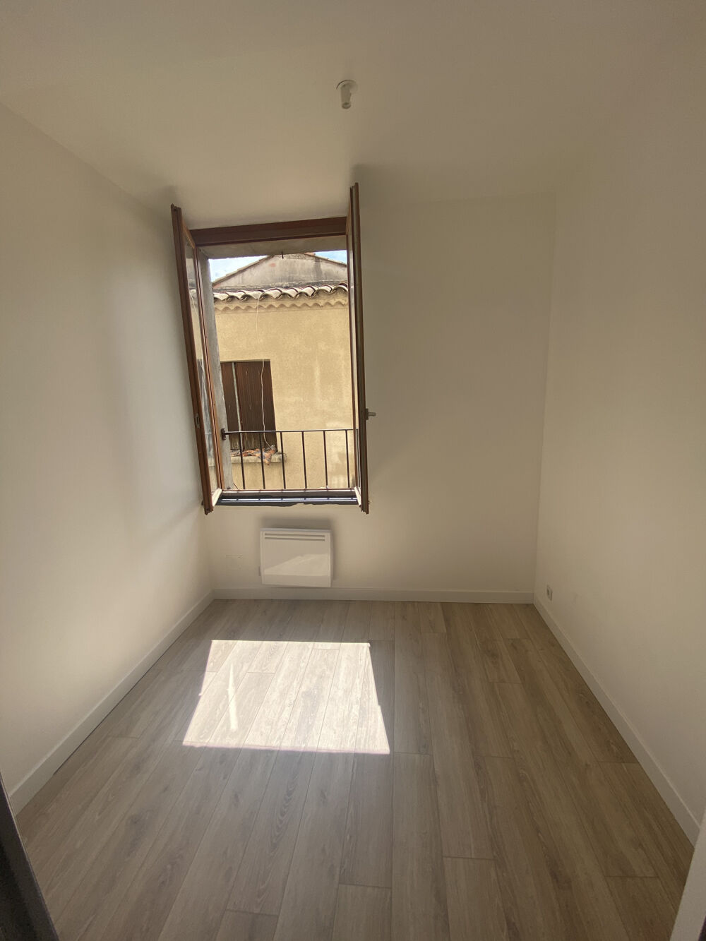Location Appartement SOMMIERES - Centre piéton - Appartement T1 + bureau de 30 m2 Sommieres
