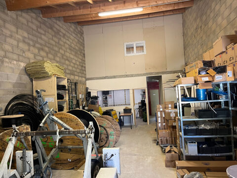   AUBAIS - Local Commercial de 100m2 comprenant : 