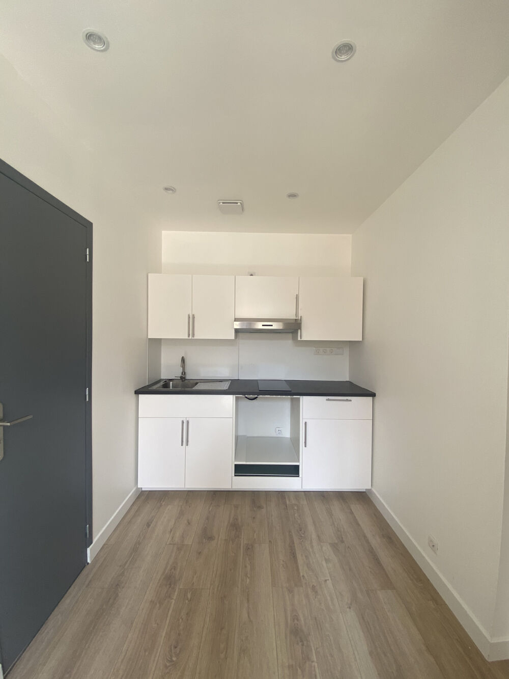 Location Appartement SOMMIERES - Centre piéton - Appartement T1 + bureau de 30 m2 Sommieres