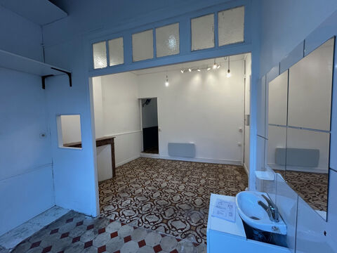  SOMMIERES Centre Piéton - Local Commercial avec vitrine dans rue commerçante 