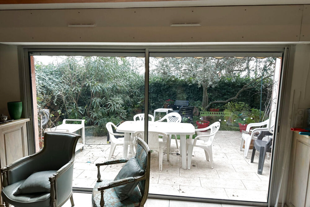 Avec extérieur terrasse et jardin, double garage, place de stationnement.
