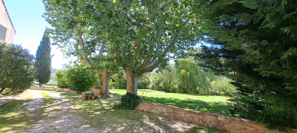 Dans un parc arboré, avec jardin privatif.