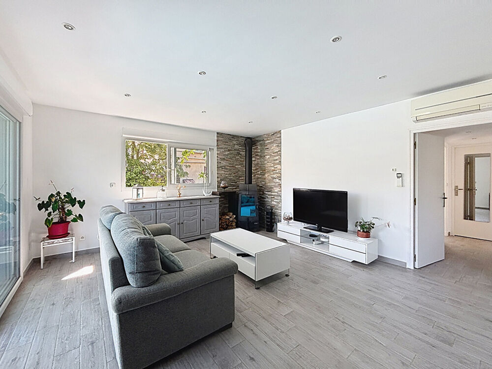 2 terrasses, gde cave, jardin et parkings.