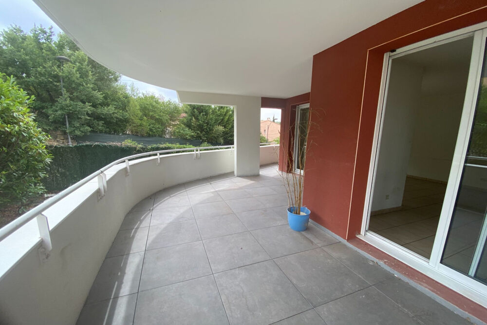 Ascenseur, terrasse 25 m2, box, piscine collective