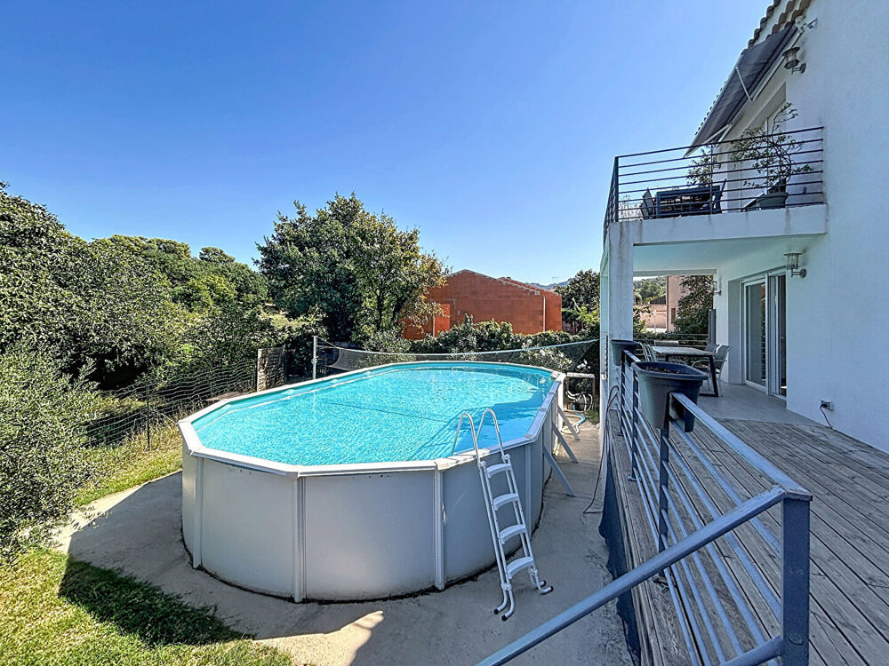 2 terrasses, gde cave, jardin et parkings.