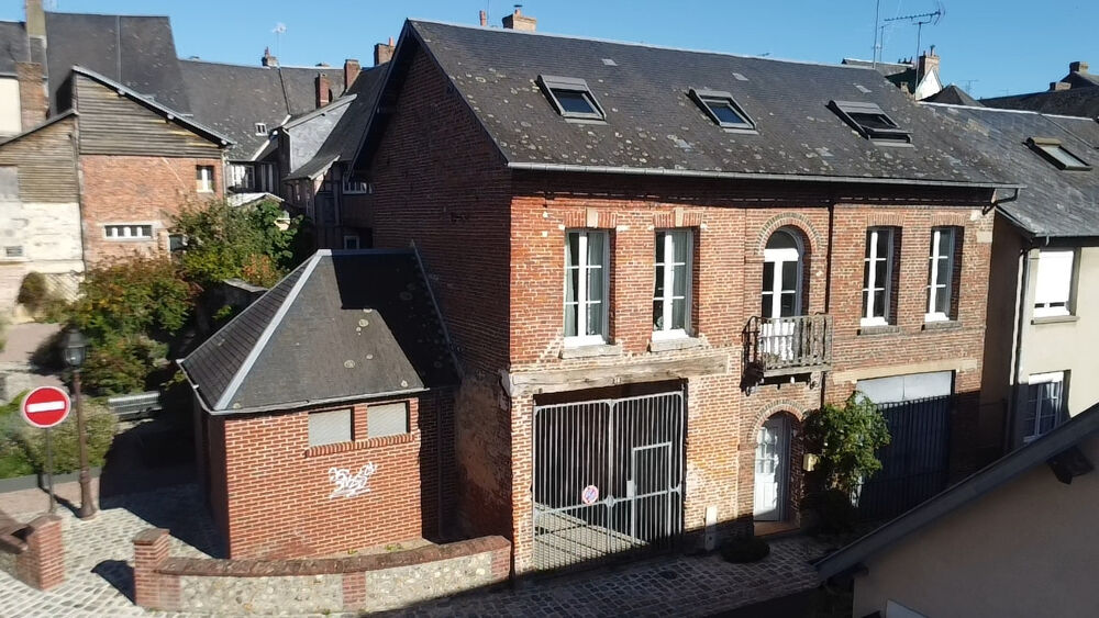 ENSEMBLE DE DEUX MAISONS AVEC JARDIN EN PLEIN COEUR DU CENTRE-VILLE D'ORBEC