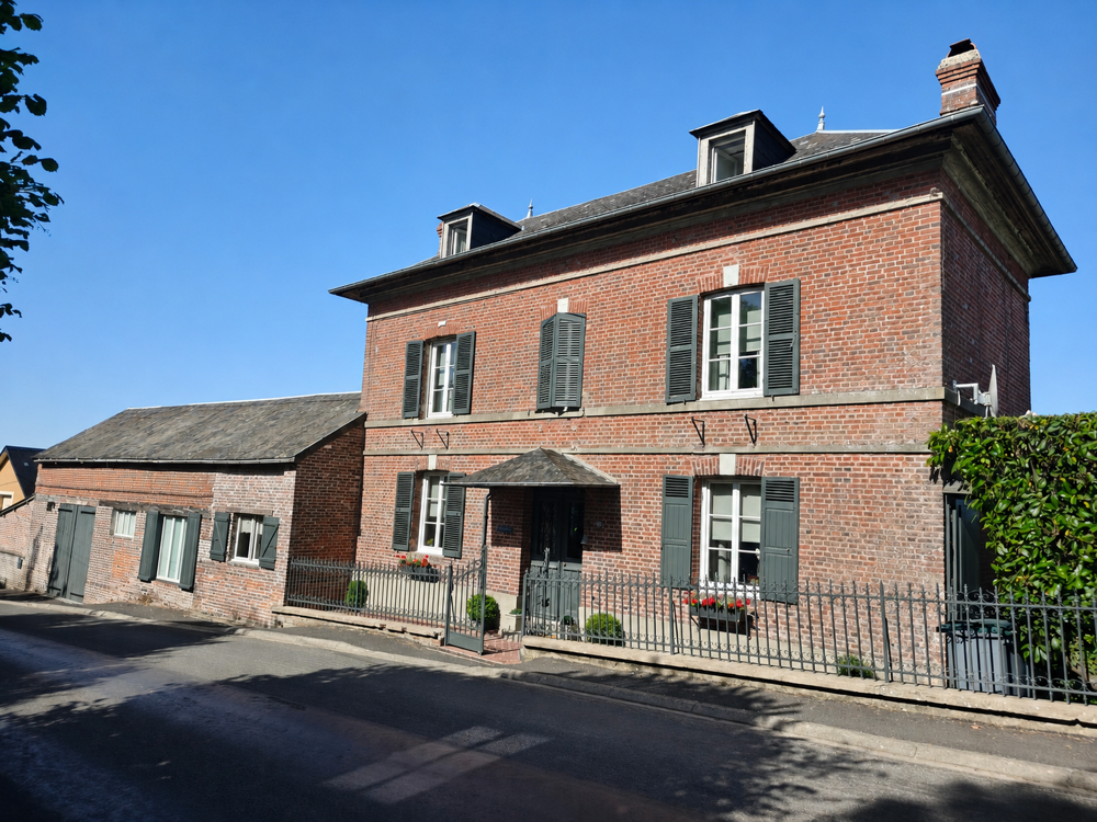 Maison de charme en briques avec vue dégagée sur la vallée