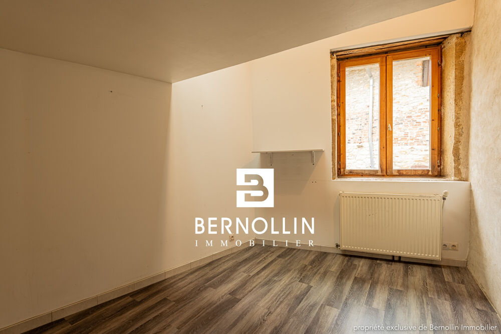 Maison de village mitoyenne en pierre rénovée de 88 m2 avec sous sol et dépendances à Treffort Centre