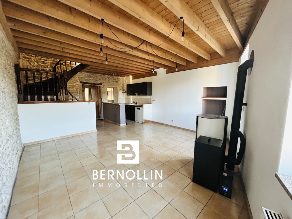 Maison de village rénovée de 100 m2 en plein coeur du village de Neuville sur Ain