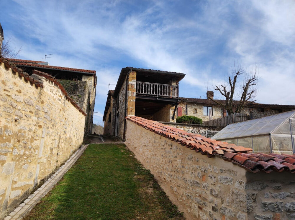 Maison en pierre de 155 m2 sur les hauteurs de Treffort avec terrasse et terrain.