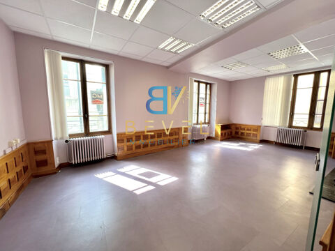 Spacieux Local professionnel + Appartement - Hyper centre - Cave & grenier 422000 73300 St jean de maurienne