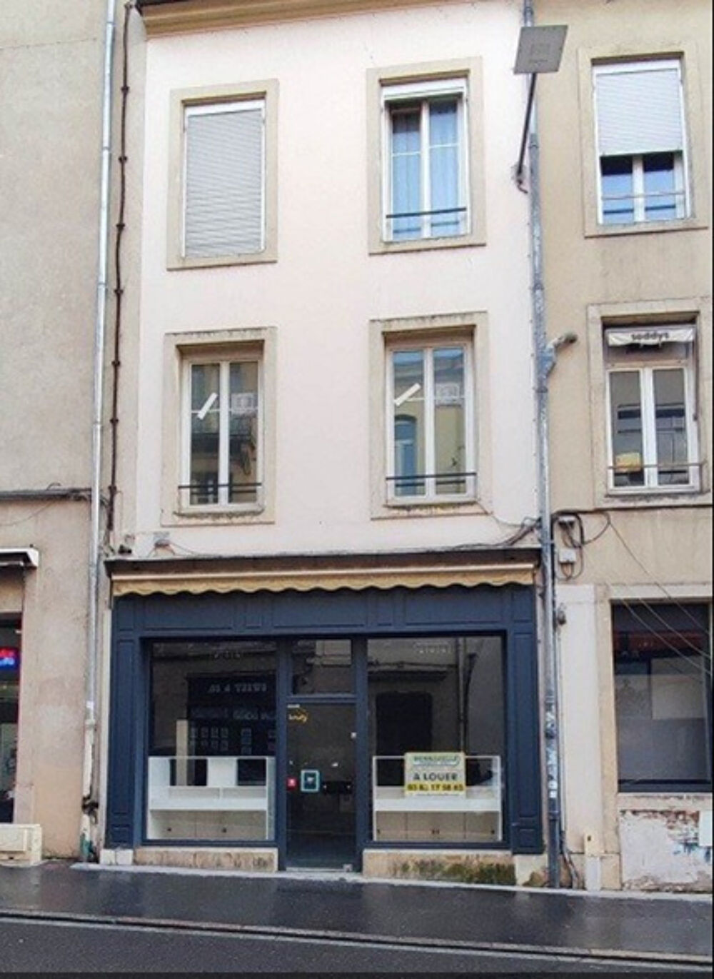   Local  professionnel  - RUE LEOPOLD LALLEMENT au 1er étage (accessible depuis un escalier interieur) + un lumi 