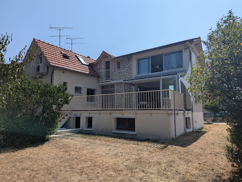 Meulière de caractère avec parc de 3 000 m2 en bord de rivière