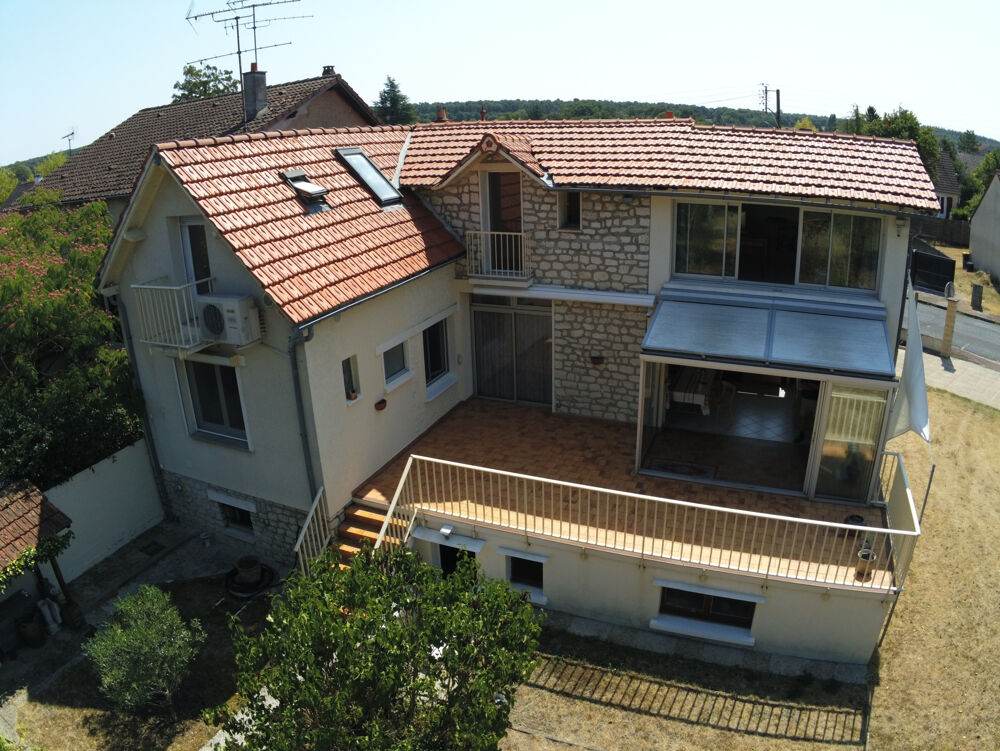 Meulière de caractère avec parc de 3 000 m2 en bord de rivière
