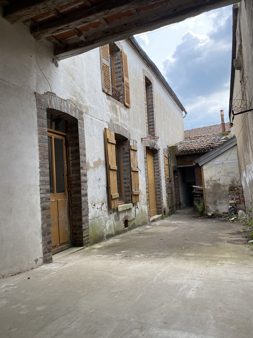 A RENOVER A ST JULIEN DU SAULT, AVEC COUR ET ABRI VOITURE, PROCHE COMMERCES ET GARE A PIED