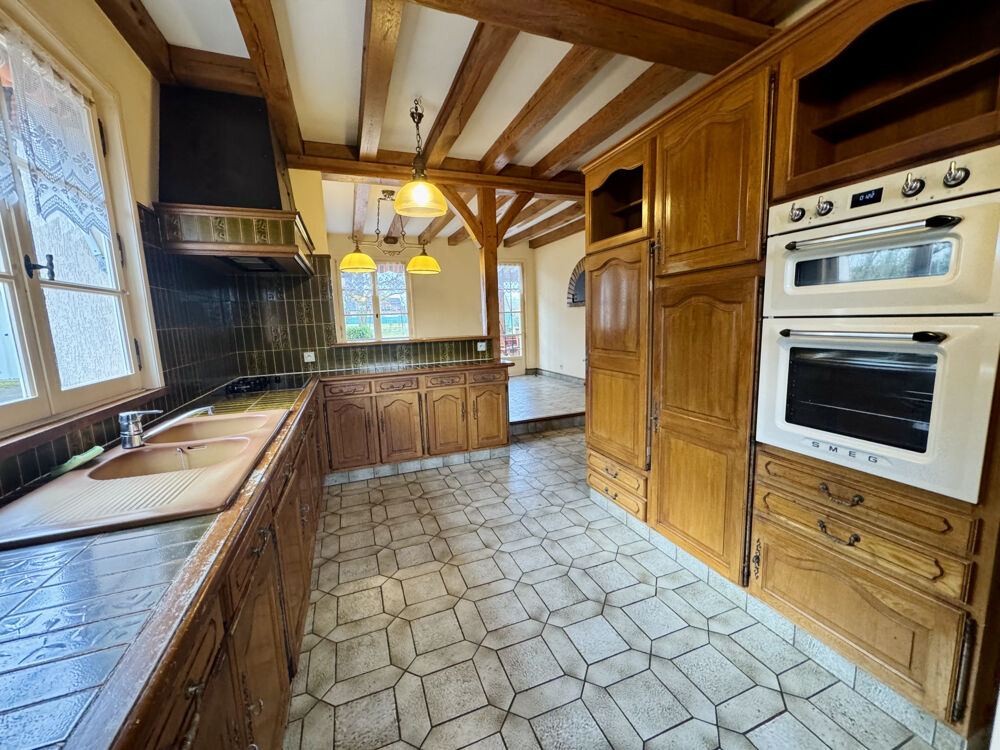 Vente Maison CENTRE-VILLE, COMMERCES À PIED, CAMPAGNE, 5 CHAMBRES, PUITS, DOUBLE GARAGE, 2600M2 TERRAIN, ST GENEVIÈVE -DES- Ste genevieve des bois