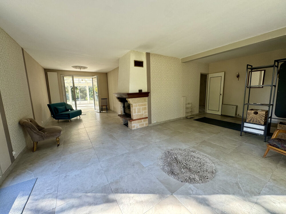 BOISÉ SUR TERRAIN DE 3000M2, ANNÉE 1970, 4 CHAMBRES, VÉRANDA, BEAUX VOLUMES
