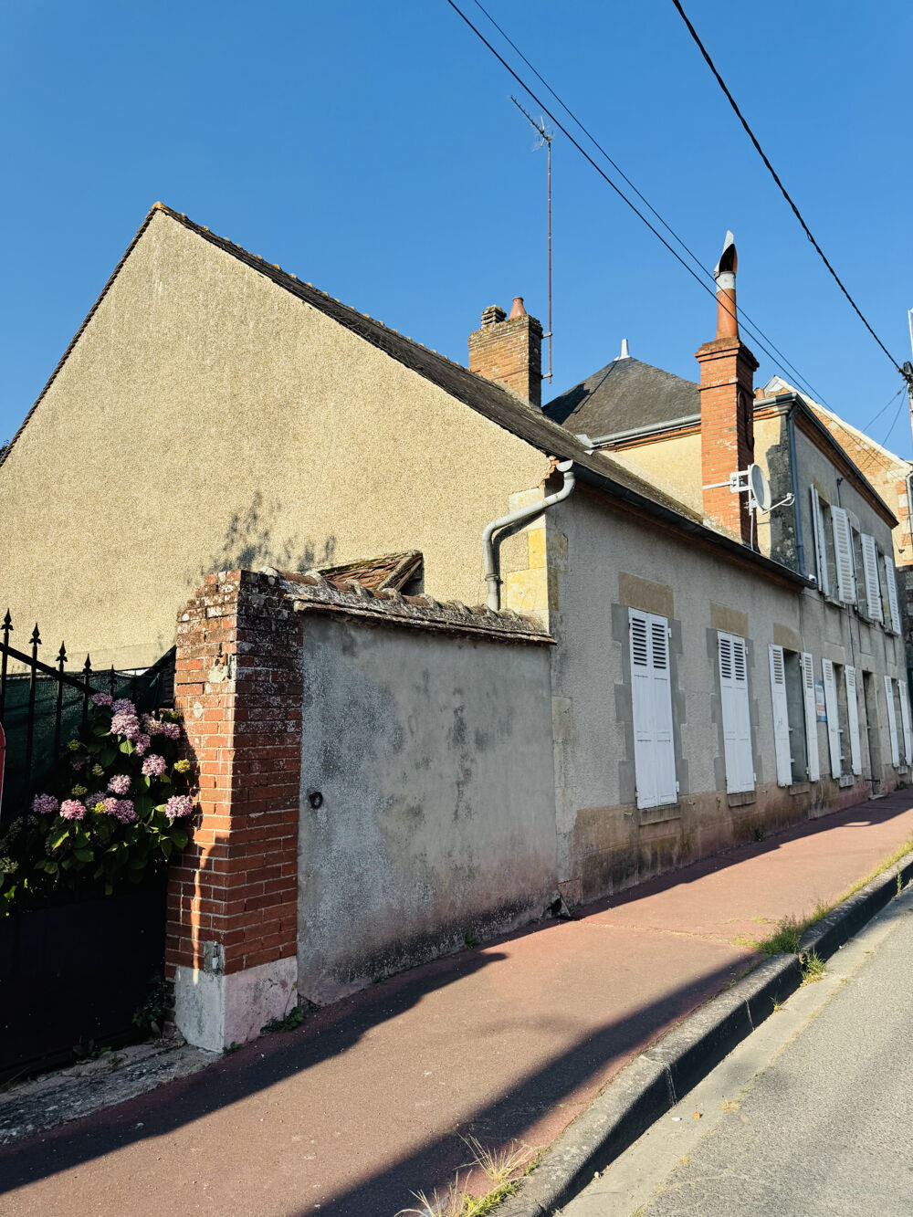CENTRE VILLE A PIED, INVESTISSEUR, A RENOVER, LORRIS, CAMPAGNE, TOUT A L'EGOUT, COMMERCES