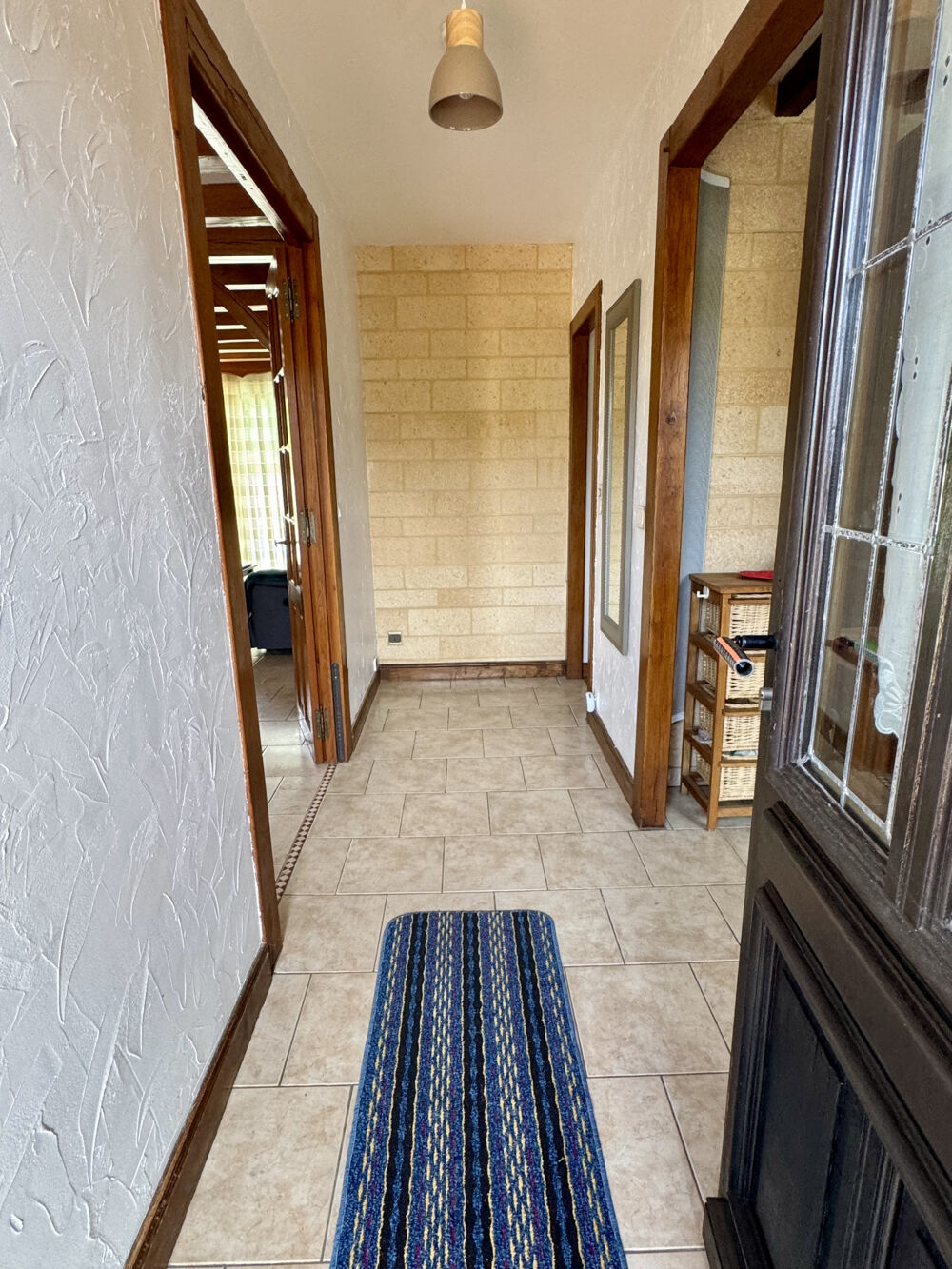 VIS DE PLAIN PIED, À LORRIS, 4 CHAMBRES, PISCINE, GARAGES, COMMERCES À PIED, TOUT A L'ÉGOUT
