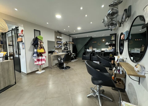   A VENDRE POUR RECONVERSION PROFESSIONNELLE, EN PLEIN COEUR D'UN VILLAGE ATTRACTIF, MUR DE 84M2 ENVIRON. 