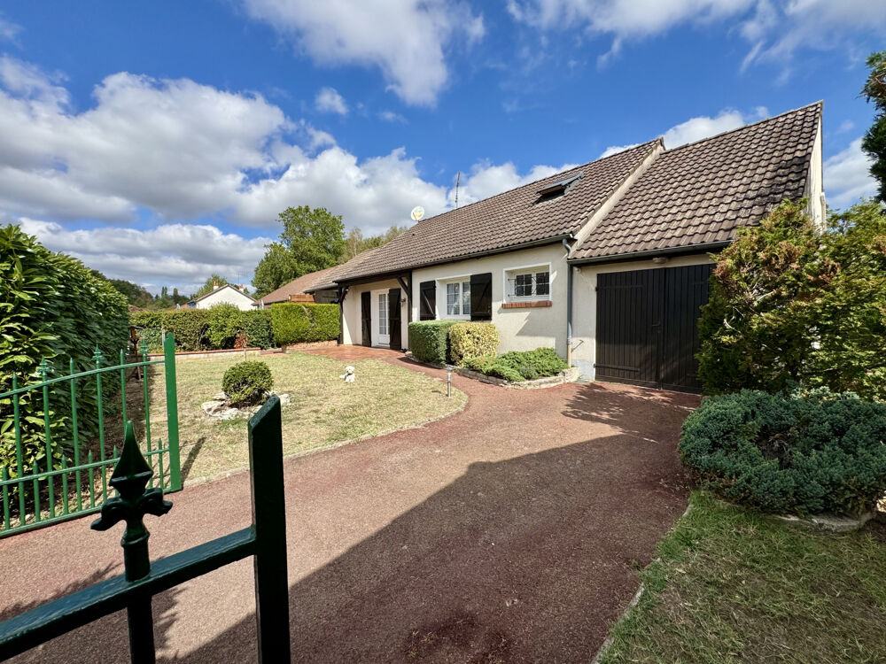 VIS DE PLAIN PIED, À LORRIS, 4 CHAMBRES, PISCINE, GARAGES, COMMERCES À PIED, TOUT A L'ÉGOUT